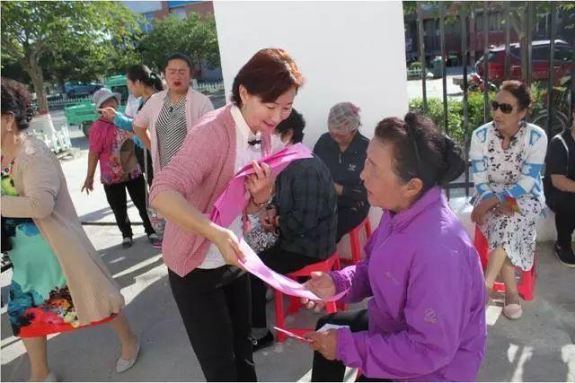 云南开远，一家三口被困，特警三次冲进火场